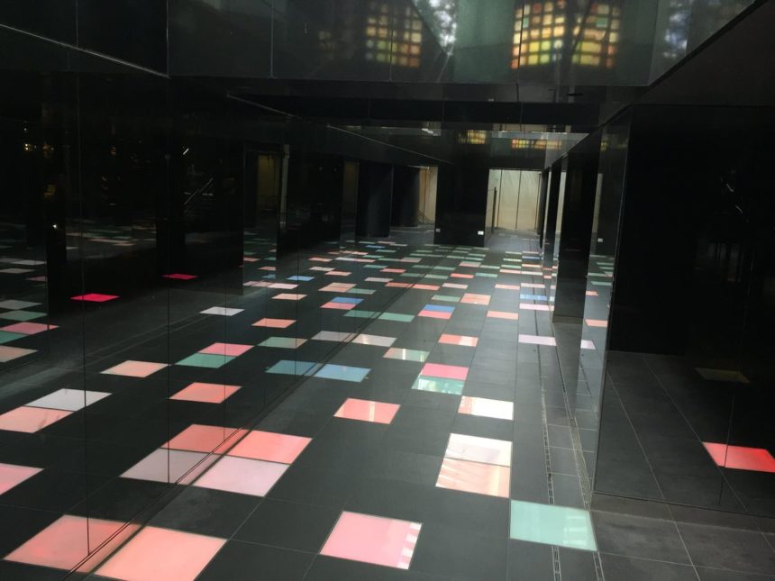 意外な所でインスタ映え ルーセントタワーの光る床がちょっと綺麗 名駅 おいでよ名古屋の食べ歩きログ
