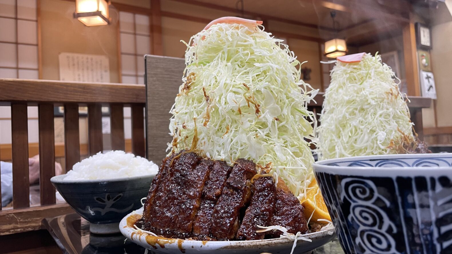 葉栗屋の名物山盛りキャベツの味噌カツで野菜補充【尾頭橋・金山】 - おいでよ名古屋の食べ歩きログ