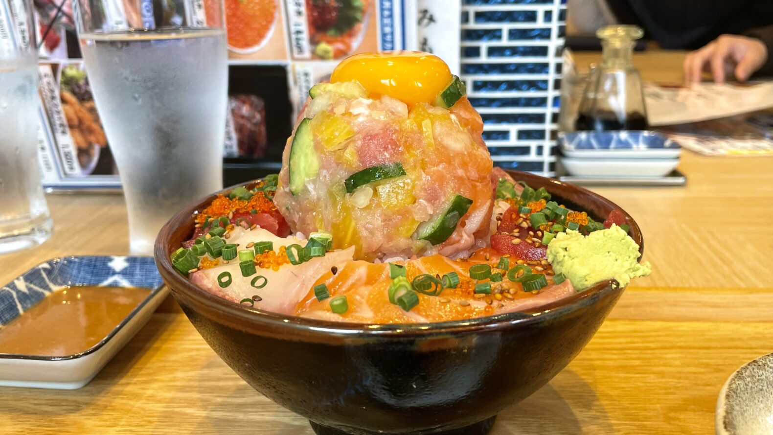 サカナファクトリーの宝石箱みたいな海鮮丼【SAKUMACHI商店街