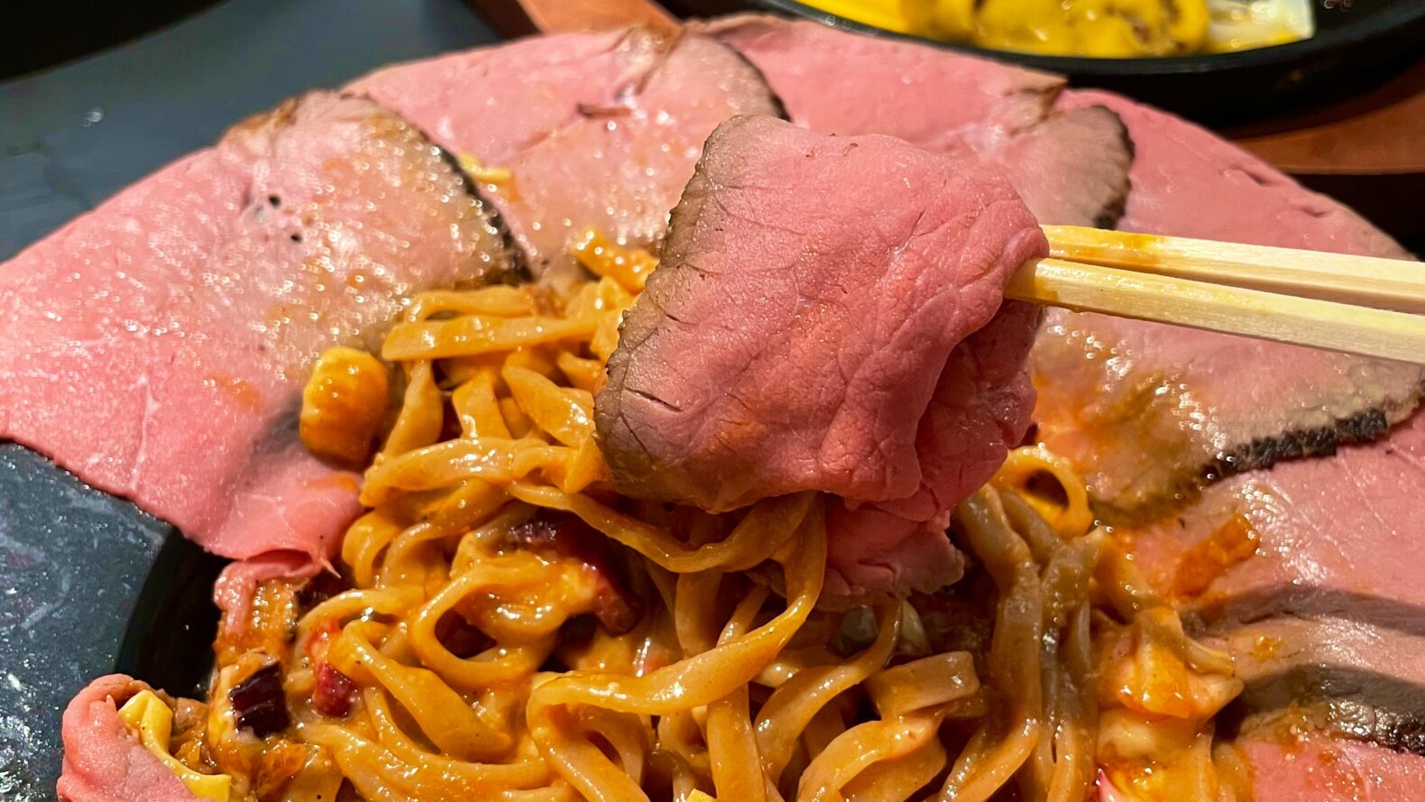 ステーキと担々麺が一緒に楽しめる！ステーキエイトとKOBE