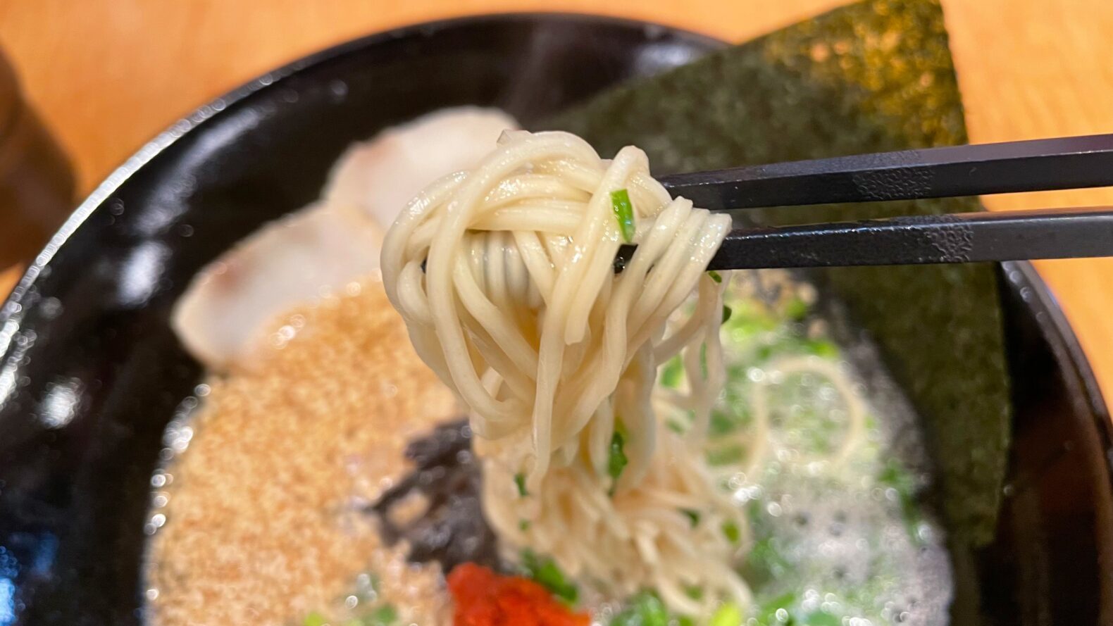 胡麻ラーメン 胡麻ラーメンが有名な「らーめん家 コトブキ」で「ゴマ濃い目