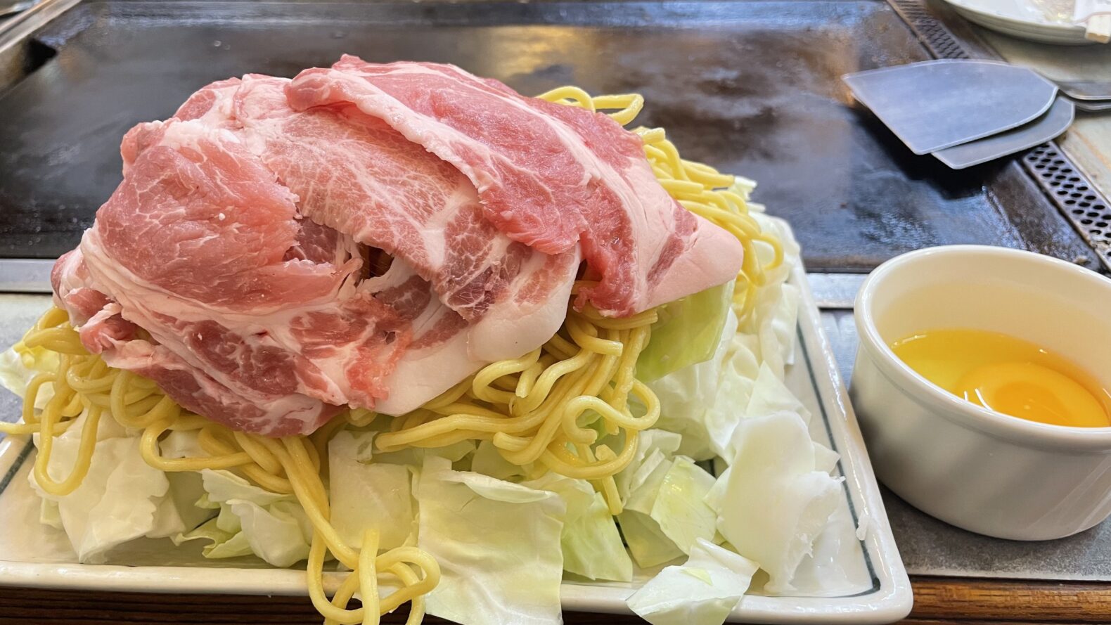自分で鉄板で焼く！十字弥の焼きそば【六番町】 - おいでよ名古屋の