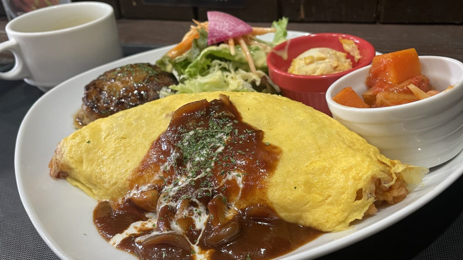 オムライス@なる∞ 45kitchen(キッチン)の特製オムバーグプレート【黒川